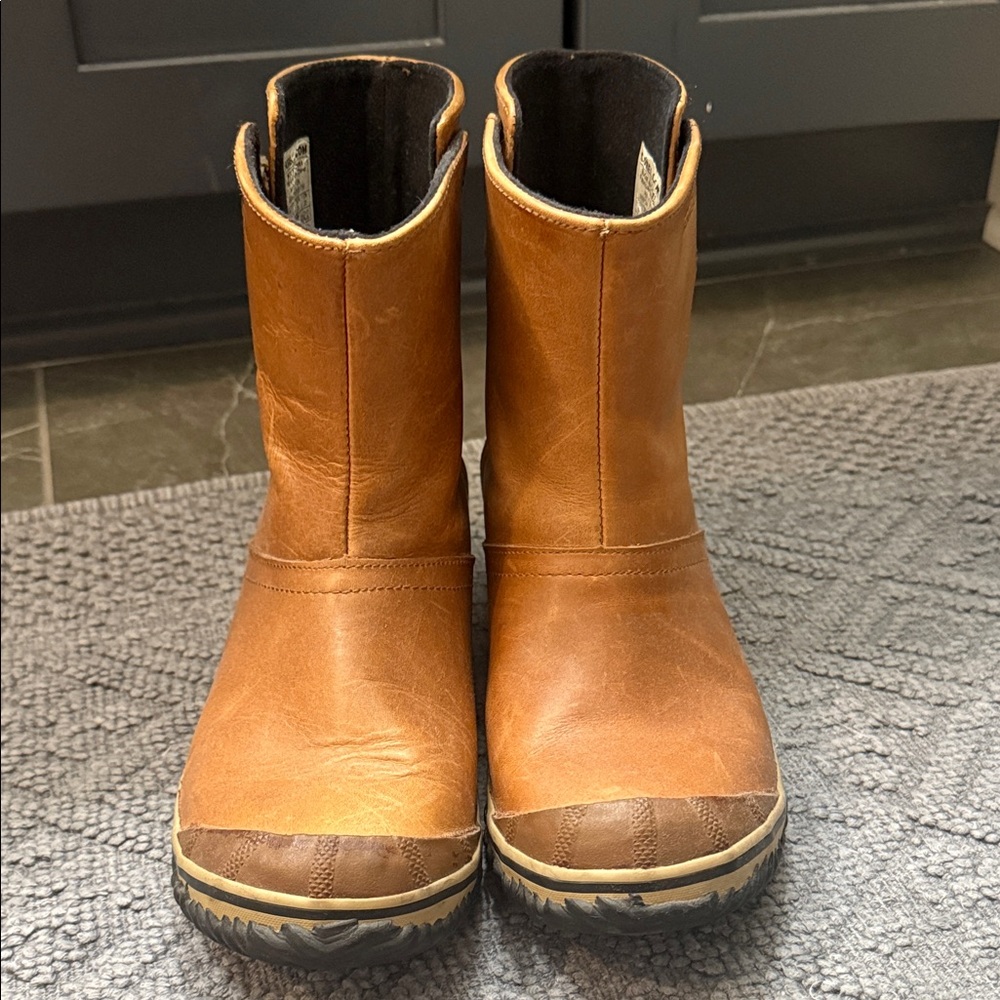 Sorel slimboot pull on